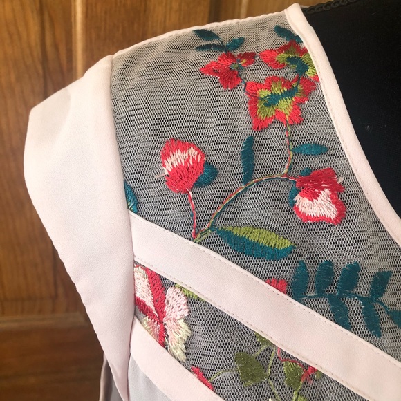 🌺 Soft Pink Blouse with Mesh Inserts 🌺 - Picture 7 of 15